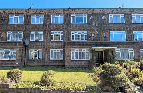 Dudden Hill Apartment | Bright Flat near Neasden Station