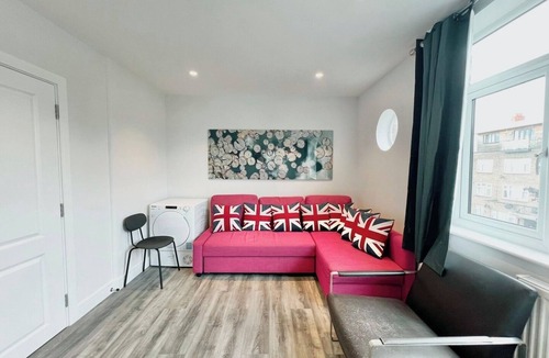 Dudden Hill Apartment | Bright Flat near Neasden Station