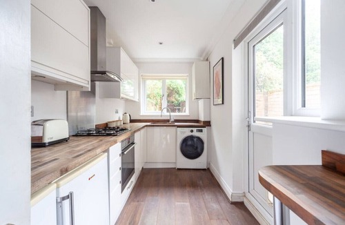 West Ealing Apartment | Bright Flat near West Ealing
