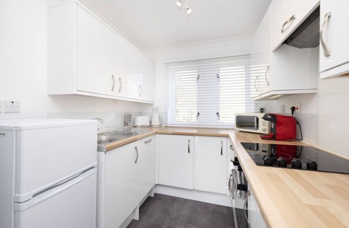 Govan Apartment | Bright Flat Overlooking The Clyde