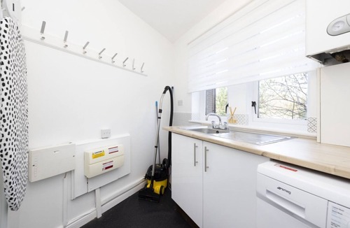 Govan Apartment | Bright Flat Overlooking The Clyde