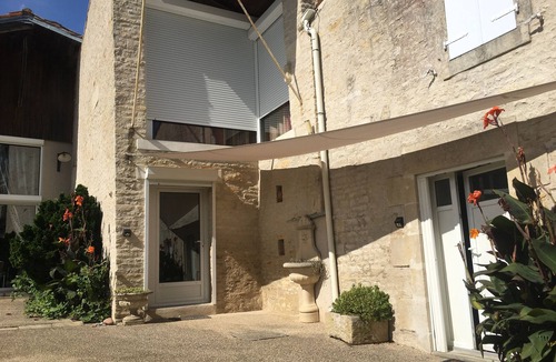 Saint-Hilaire-la-Palud House | Bright and spacious renovated barn