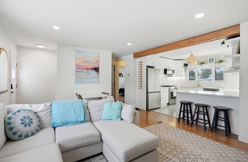 Saskatoon House | Bright & Fully Renovated Retreat