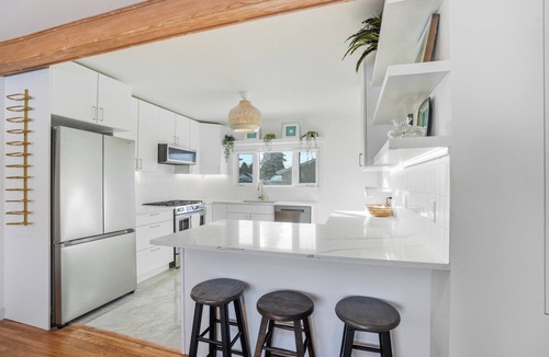 Saskatoon House | Bright & Fully Renovated Retreat