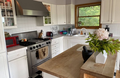 Jeffersonville House | Bright, fun, feature-filled Catskills getaway