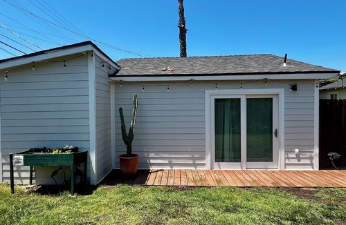 Leimert Park Apartment | Bright furnished studio near USC