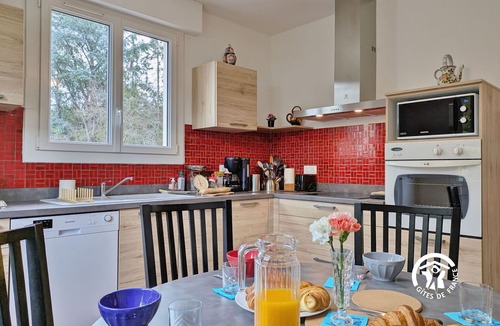 L'Huisserie Cottage | Bright Gîte near Laval, 3 bedrooms, large grounds, ideal for families