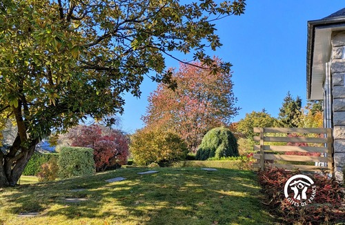 L'Huisserie Cottage | Bright Gîte near Laval, 3 bedrooms, large grounds, ideal for families