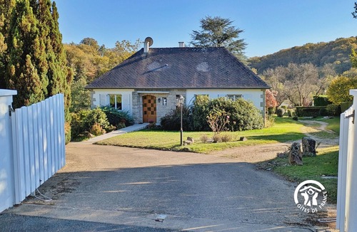 L'Huisserie Cottage | Bright Gîte near Laval, 3 bedrooms, large grounds, ideal for families