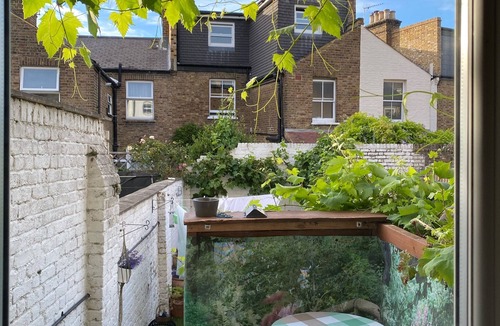 Walpole Apartment | Bright garden apartment in Ealing - 5 minutes from the Piccadilly line