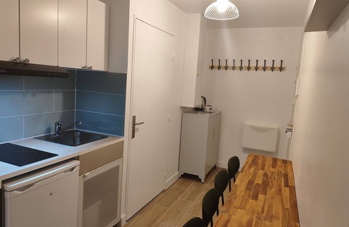 Noisy-le-Grand Apartment | "Bright Getaway in the City Center, 20 Min to Disneyland and Paris by RER"