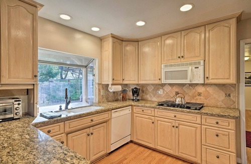 Sonora House | Bright 'Gold Country' Home: Pool, Deck & Hot Tub!