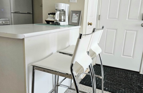 The Blue Mountains Apartment | Bright Hillside Studio Condo w/Mountain View, Full Kitchen & Private Patio