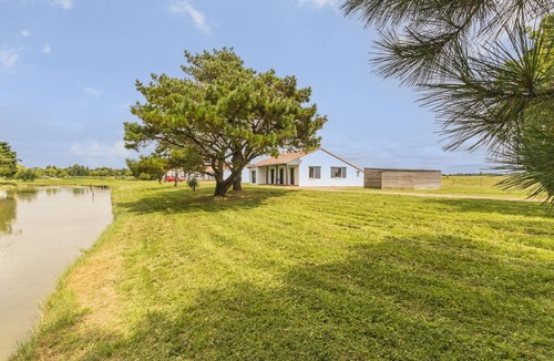 Les Moutiers-en-Retz Cottage | Bright house near the sea with WiFi and pets allowed