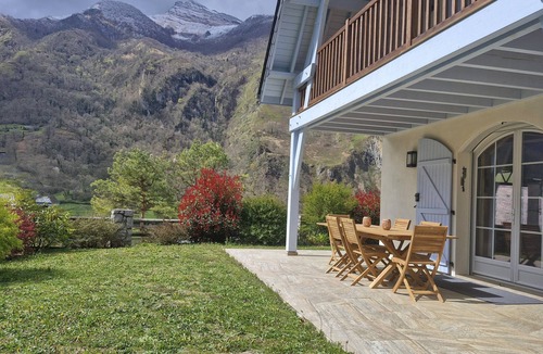 Louvie-Soubiron House | Bright house with sunny terrace & mountain view