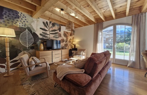 Louvie-Soubiron House | Bright house with sunny terrace & mountain view