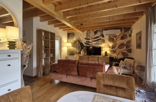 Louvie-Soubiron House | Bright house with sunny terrace & mountain view
