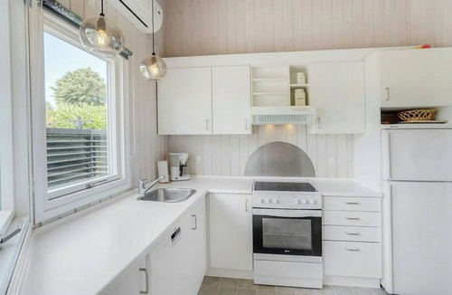 Mommark Strand House | Bright house with sea view and a hot tub on Als