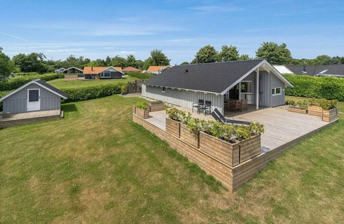 Mommark Strand House | Bright house with sea view and a hot tub on Als