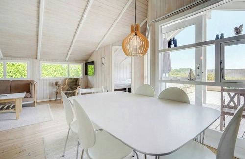 Mommark Strand House | Bright house with sea view and a hot tub on Als