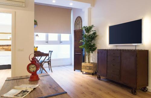 Esquerra de l'Eixample Apartment | Bright Industrial Loft Barcelona Center