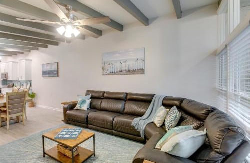Jekyll Island House | Bright Jekyll Island Home w/Deck < 1 Mi to Beach