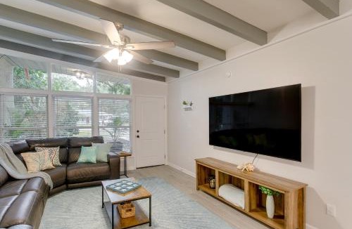 Jekyll Island House | Bright Jekyll Island Home w/Deck < 1 Mi to Beach
