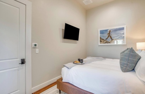 Granbury Hotel | Bright King Room in Granbury Hotel on the Historic Granbury Square
