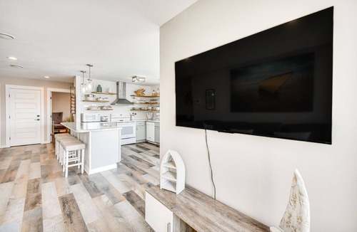 Sea Scape House | Bright Kitty Hawk Home w/Hot Tub, Walk to Beach!