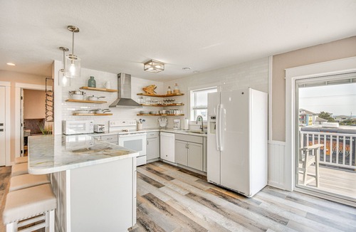 Sea Scape House | Bright Kitty Hawk Home w/Hot Tub, Walk to Beach!