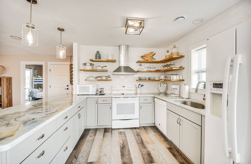 Sea Scape House | Bright Kitty Hawk Home w/Hot Tub, Walk to Beach!