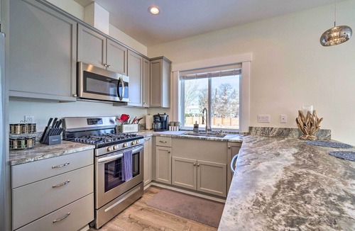 La Conner Condo | Bright La Conner Getaway w/Mountain Views!