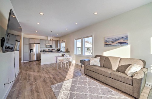 La Conner Condo | Bright La Conner Getaway w/Mountain Views!