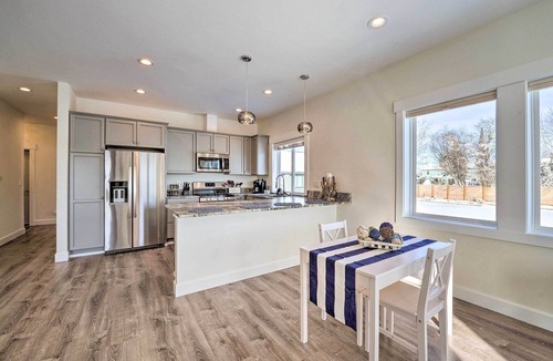 La Conner Condo | Bright La Conner Getaway w/Mountain Views!