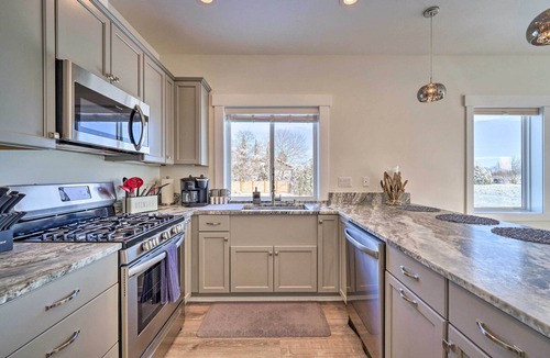 La Conner Condo | Bright La Conner Getaway w/Mountain Views!