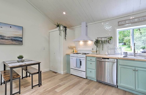 Swan Lake House | Bright Lake House with Hot Tub!