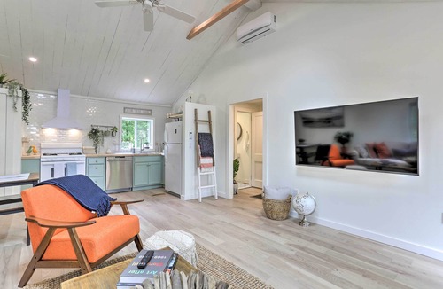 Swan Lake House | Bright Lake House with Hot Tub!