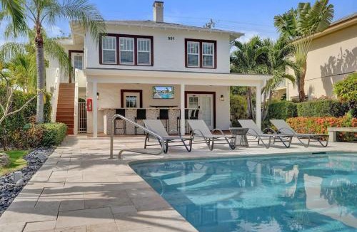 Mango Groves Hotel | Bright Lake Worth Suite w Shared Pool