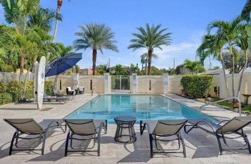 Mango Groves Hotel | Bright Lake Worth Suite w Shared Pool