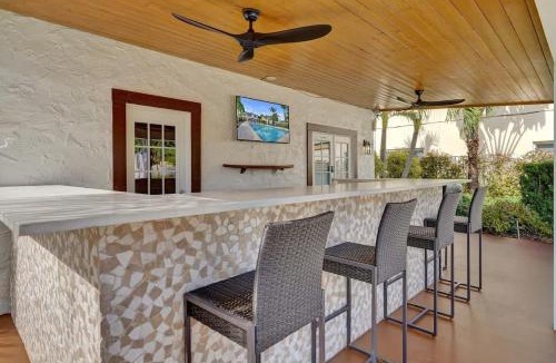 Mango Groves Hotel | Bright Lake Worth Suite w Shared Pool