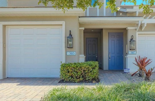 Rural Estates Condo | Bright Lakeview Condo in Richmond Park with Garage