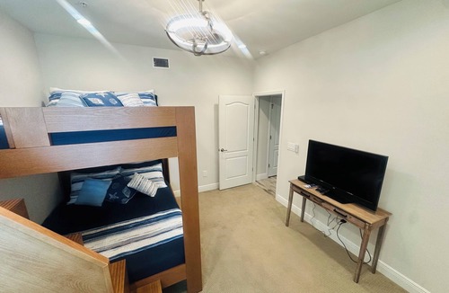 Rural Estates Condo | Bright Lakeview Condo in Richmond Park with Garage