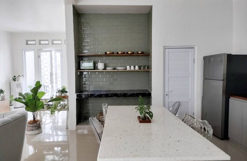 South Tangerang House | Bright leafy home with Biznet up to 250 Mbps 3+1BR