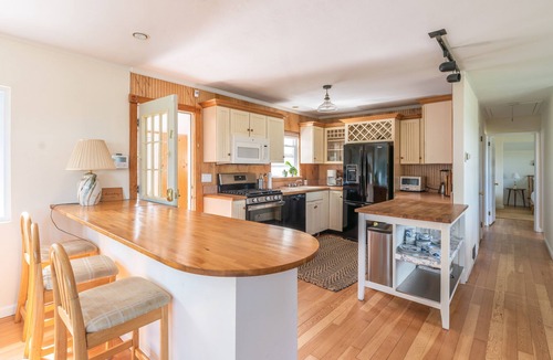 Southold Cottage | Bright light, water views, steps from the beach!