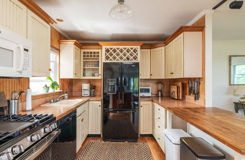 Southold Cottage | Bright light, water views, steps from the beach!