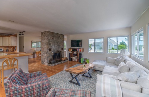 Southold Cottage | Bright light, water views, steps from the beach!