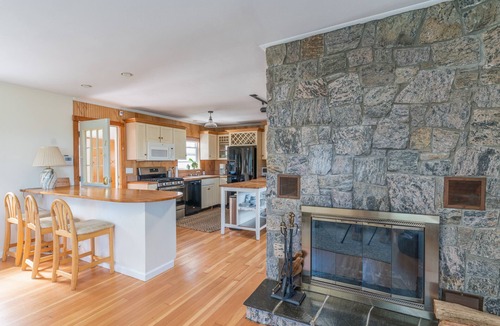 Southold Cottage | Bright light, water views, steps from the beach!