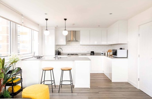 Elephant and Castle Apartment | Bright London Bridge Apartment