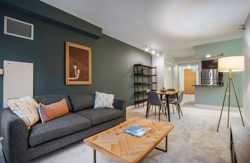 Downtown Chicago Apartment | Bright Loop 1BR w/Gym, Pool, nr. Financial District, by Blueground