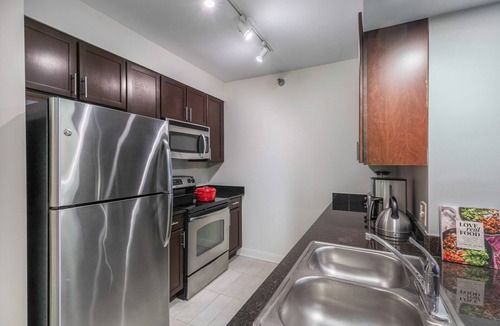 Downtown Chicago Apartment | Bright Loop 1BR w/Gym, Pool, nr. Financial District, by Blueground